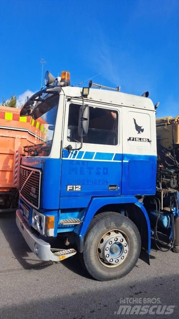 Volvo F 12 Camion plateau ridelle avec grue