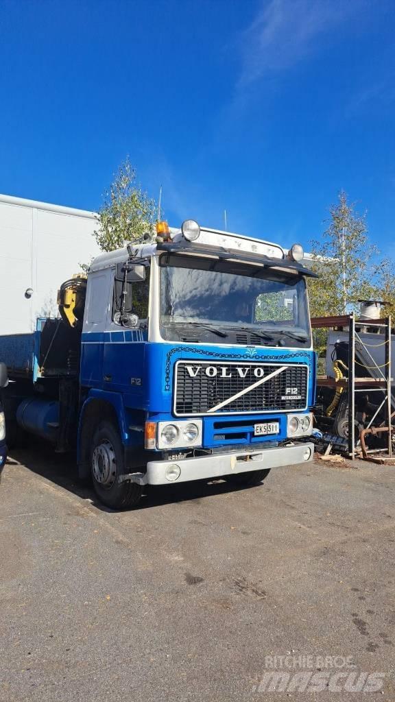Volvo F 12 Camion plateau ridelle avec grue