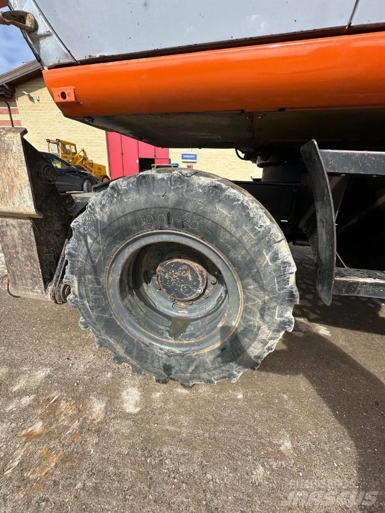 Hitachi EX 165 Pelle sur pneus