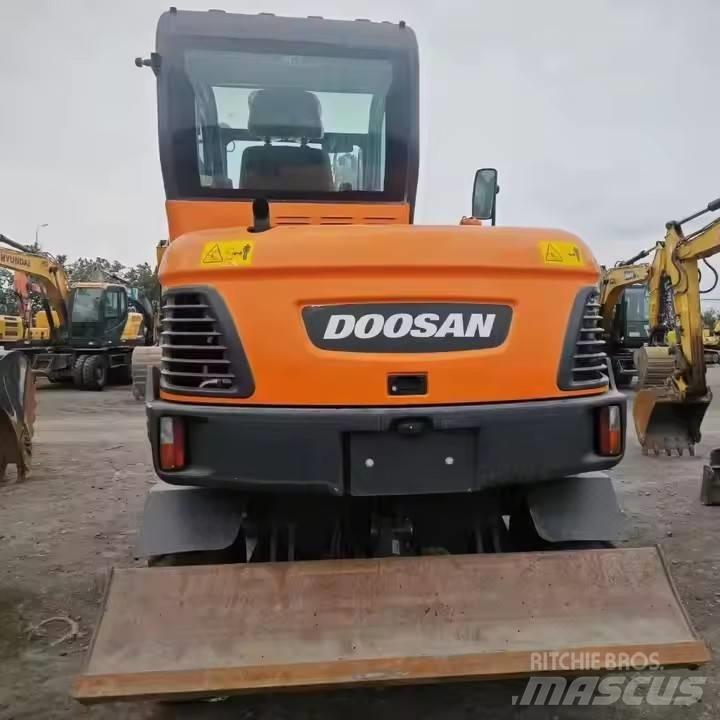 Doosan DX60W Pelle sur pneus