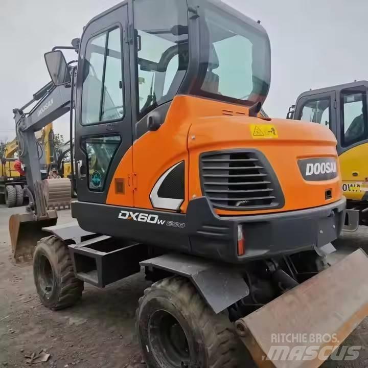 Doosan DX60W Pelle sur pneus