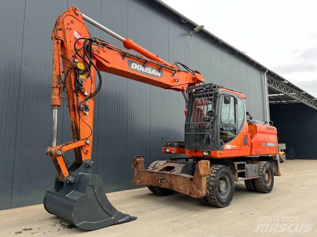 Doosan DX210W Pelle sur pneus