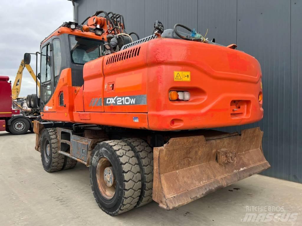 Doosan DX210W Pelle sur pneus