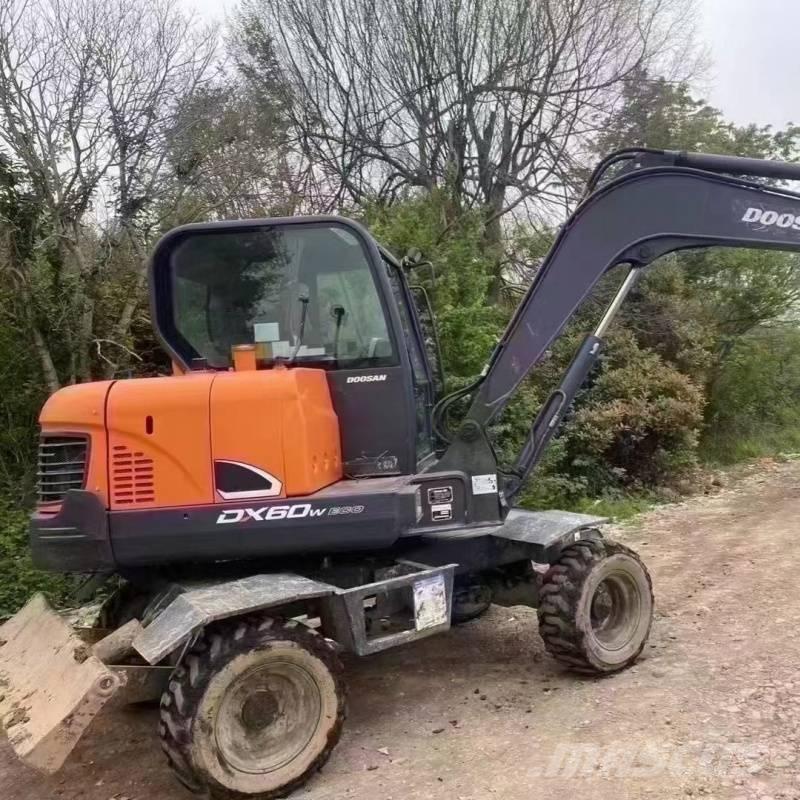 Doosan DX60W Pelle sur pneus