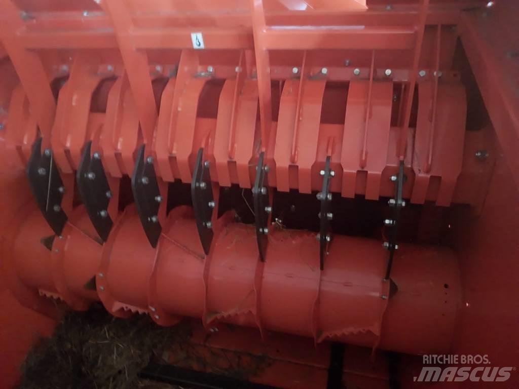 Kubota BC 1300 PRO Dérouleuse, pailleuse
