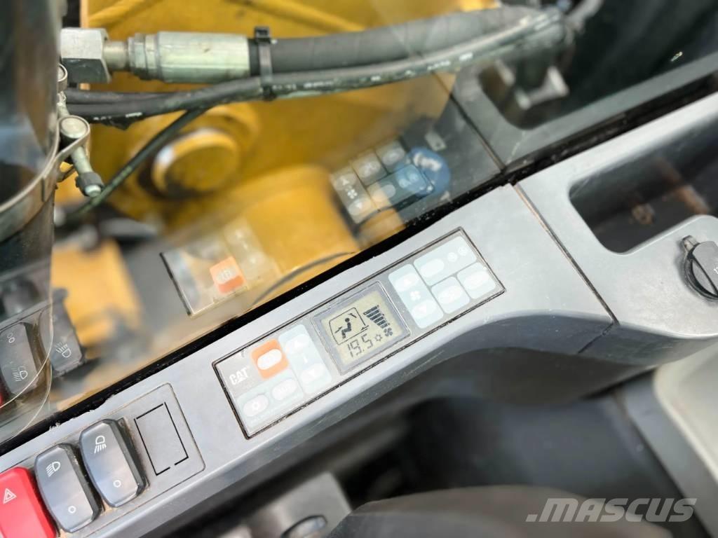CAT M318F Pelle sur pneus