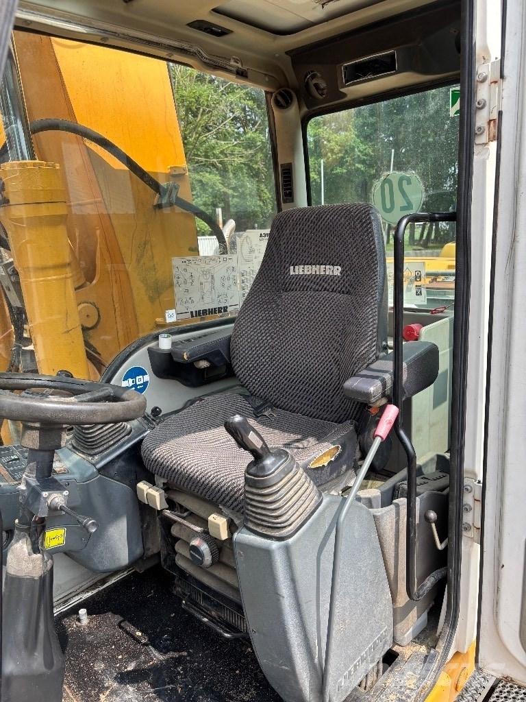 Liebherr A316 Pelle sur pneus