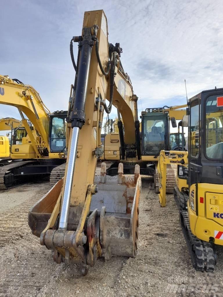 CAT 323 D Pelle sur chenilles