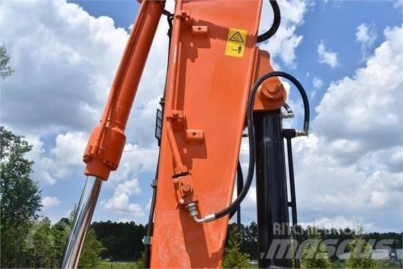 Hitachi ZX 135 Pelle sur chenilles