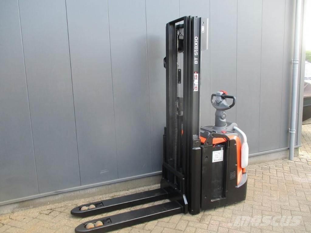 Toyota SPE 120L Gerbeur accompagnant