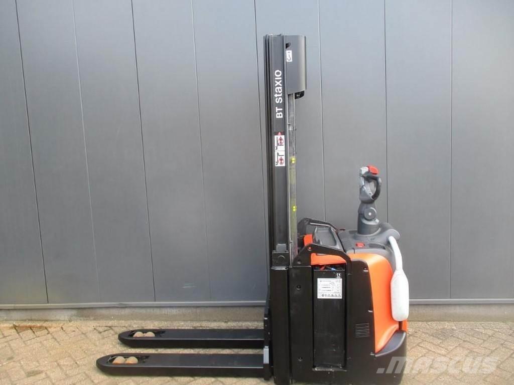 Toyota SPE 120L Gerbeur accompagnant