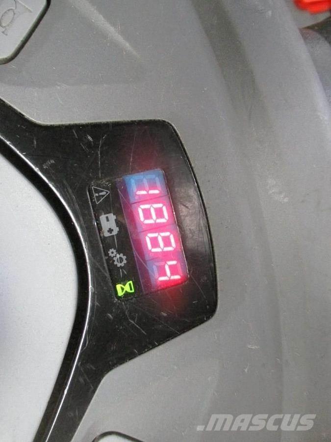 Toyota SPE 120L Gerbeur accompagnant