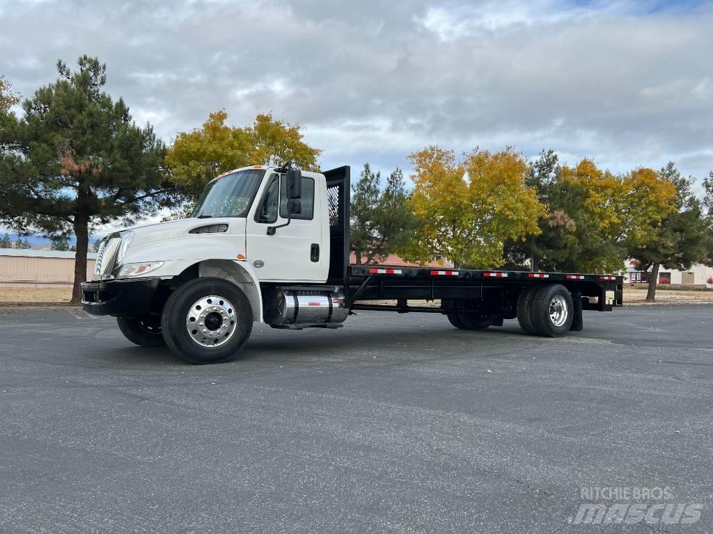 International 4300 Camion plateau