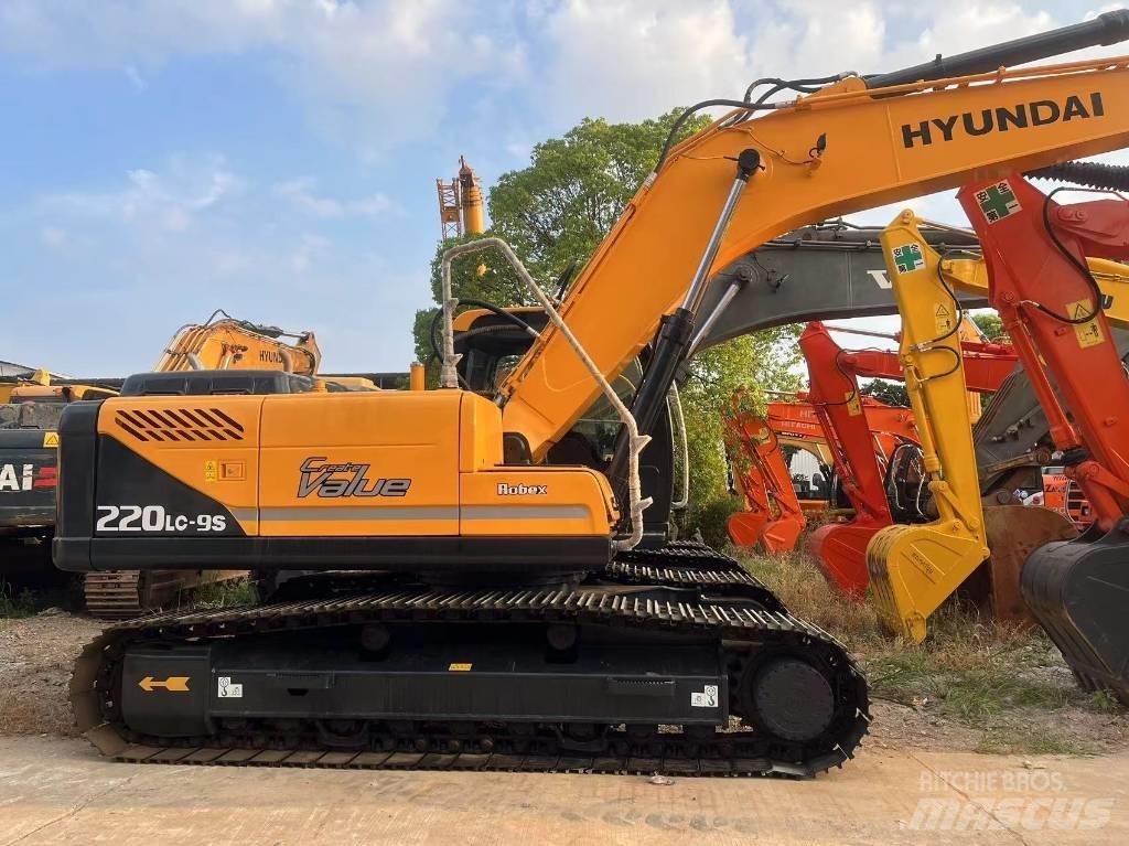 Hyundai R220LC-9S Pelle sur chenilles