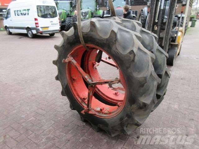 Goodyear 13.6/36 Pneus, roues et jantes