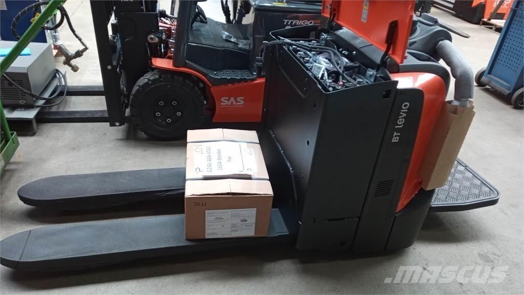 Toyota LPE200B Gerbeur accompagnant