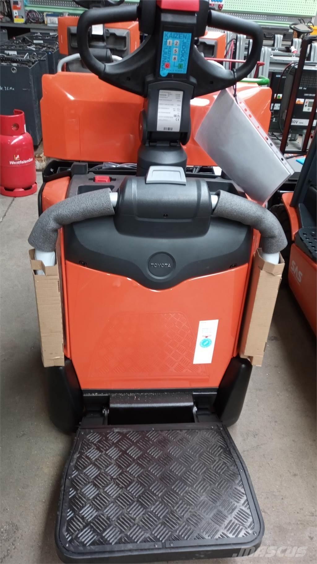 Toyota LPE200B Gerbeur accompagnant