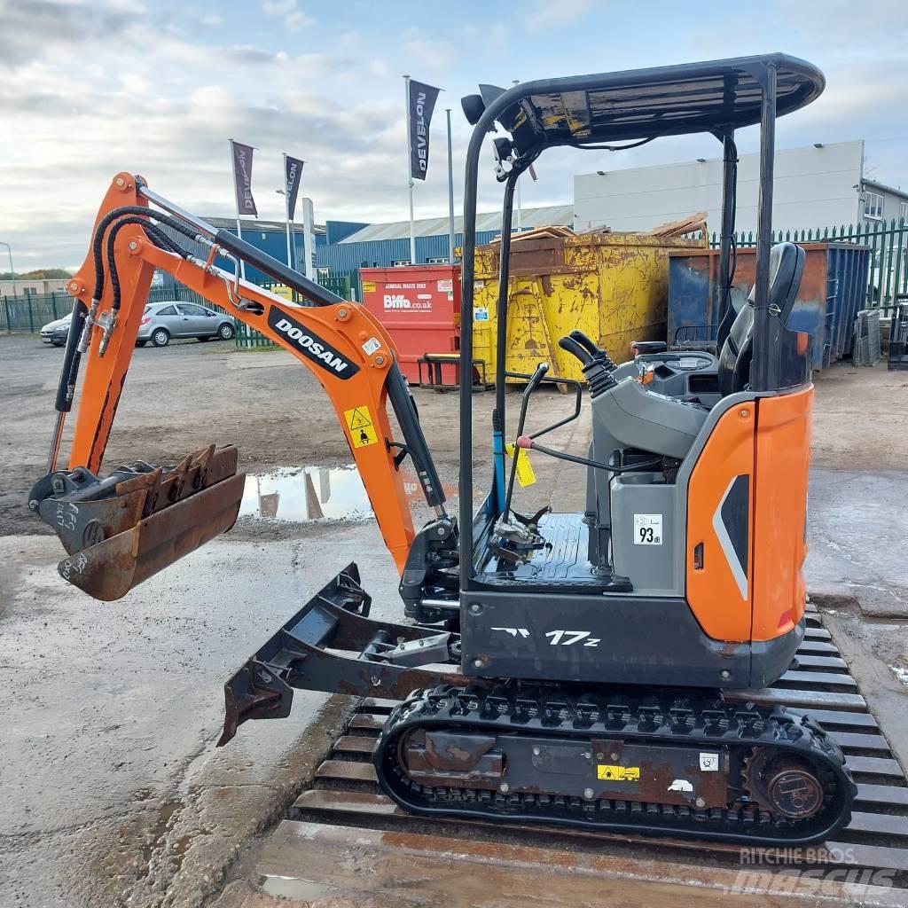Doosan DX 17 Pelle sur pneus