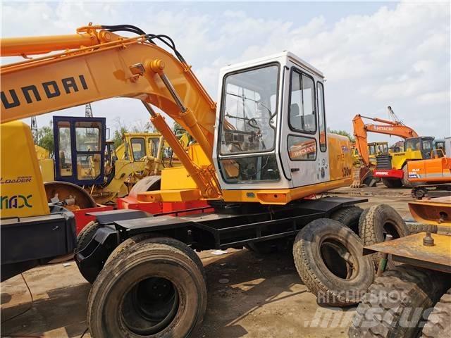 Hyundai R130WD Pelle sur pneus