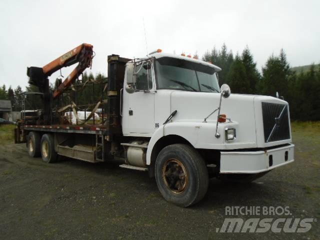 Volvo WG Camion plateau ridelle avec grue