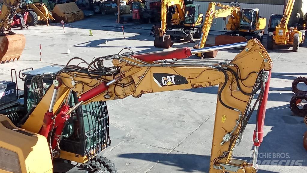 CAT M318F Pelle sur pneus