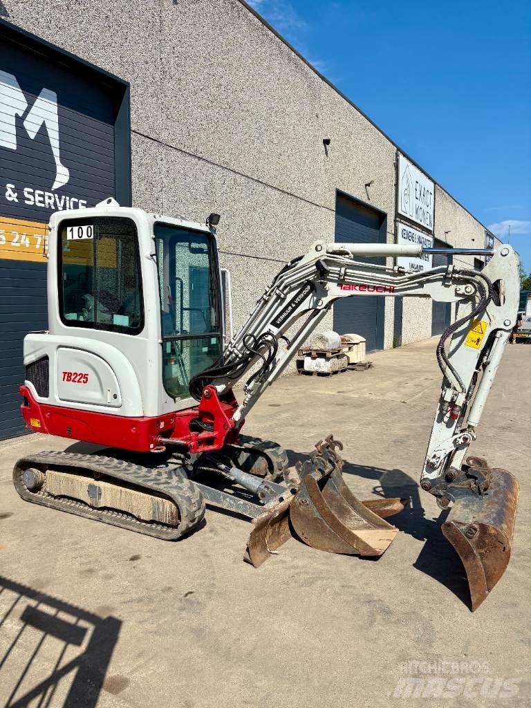 Takeuchi TB 225 Mini pelle < 7t