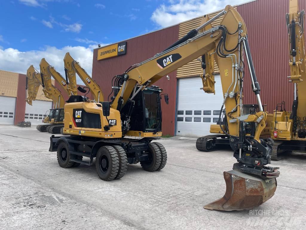 CAT M317F Pelle sur pneus