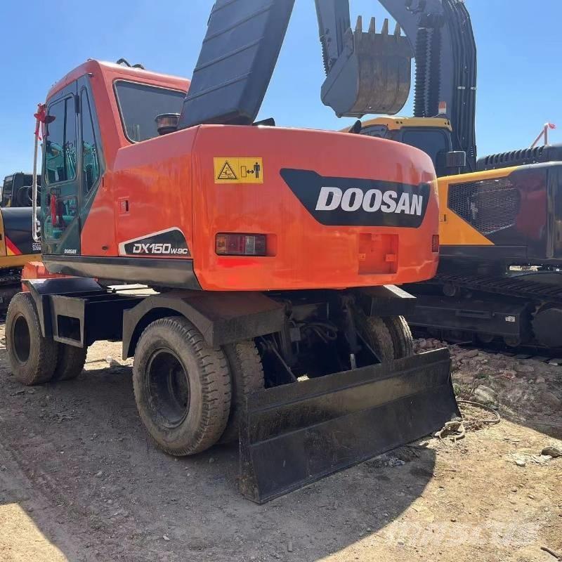 Doosan DX150W Pelle sur pneus