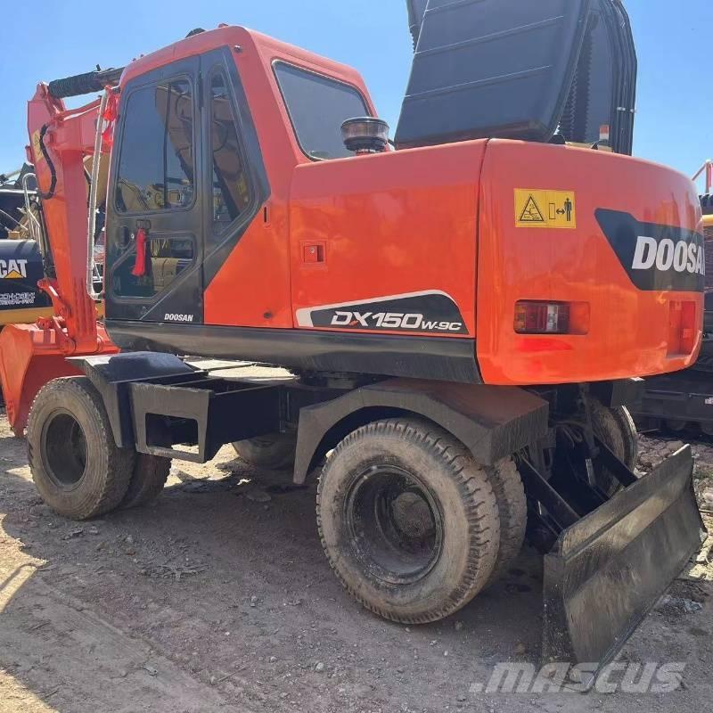 Doosan DX150W Pelle sur pneus