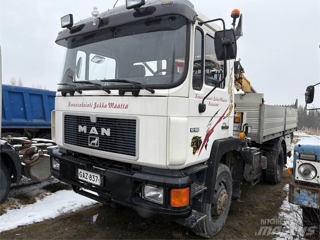 MAN 4*4 Camion plateau ridelle avec grue