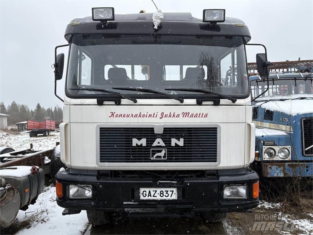 MAN 4*4 Camion plateau ridelle avec grue