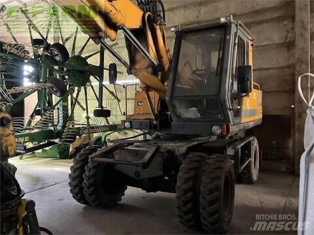 JCB js 130 w Pelle sur pneus