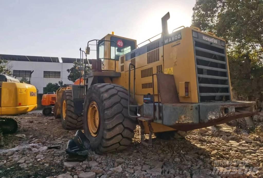 Komatsu WA 600 Chargeuse sur pneus