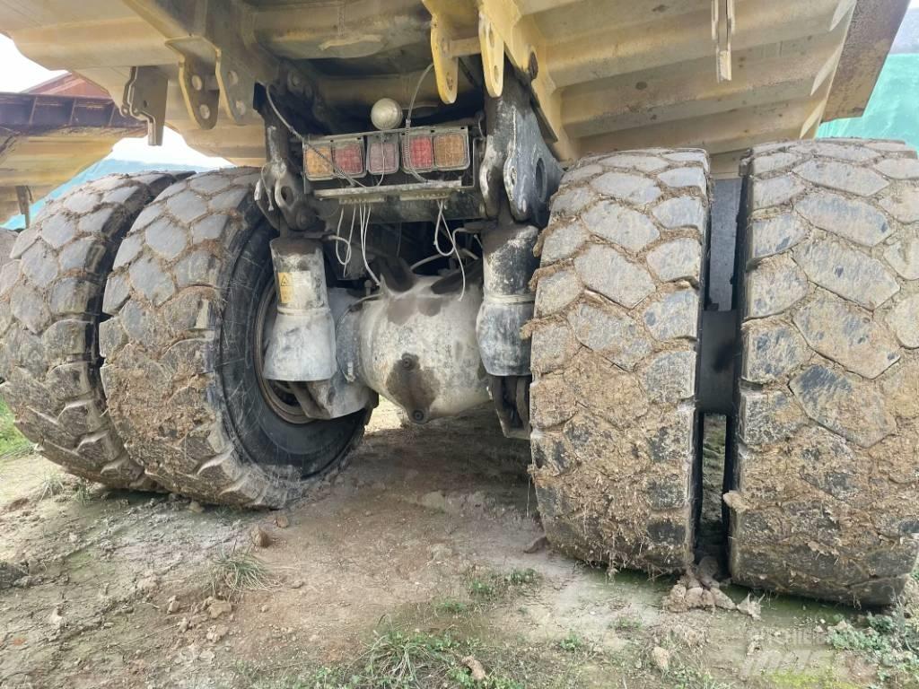 Komatsu HD 605-7 Tombereau rigide