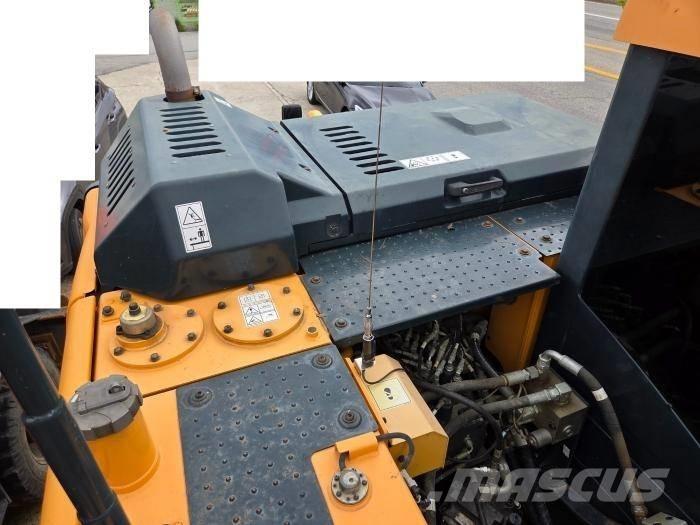 Hyundai HW 145 Pelle sur pneus