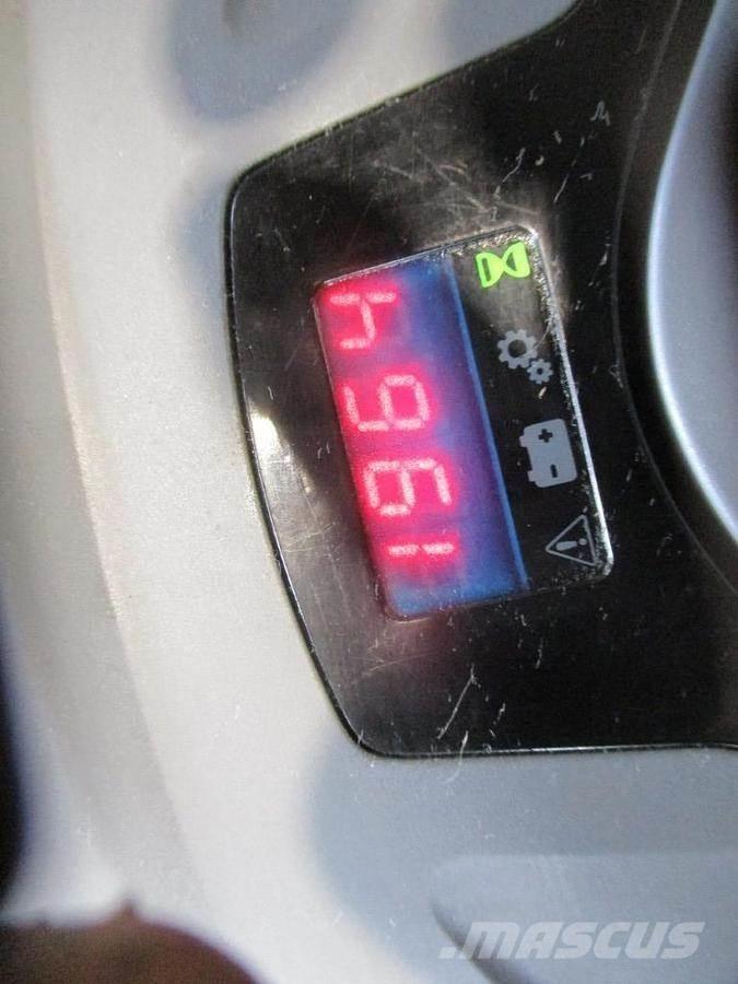 Toyota SPE 120L Gerbeur accompagnant