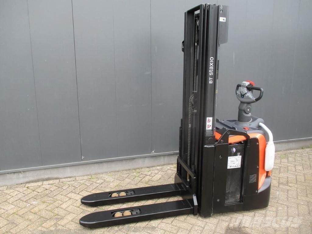 Toyota SPE 120L Gerbeur accompagnant