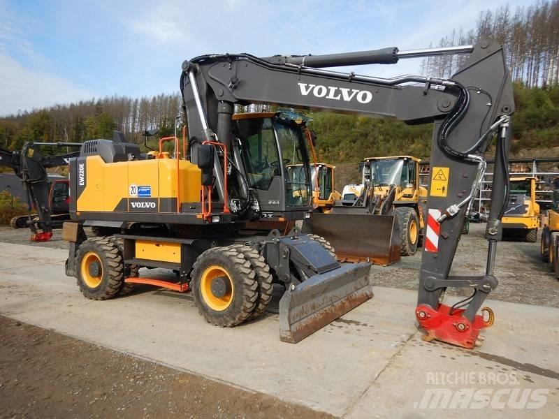 Volvo EW 220 E Pelle sur pneus