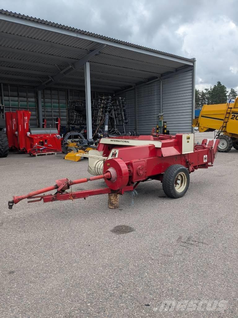 International 430 T Presse cubique