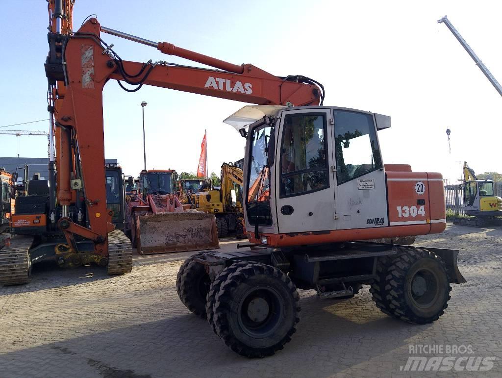 Atlas AB1304M Pelle sur pneus