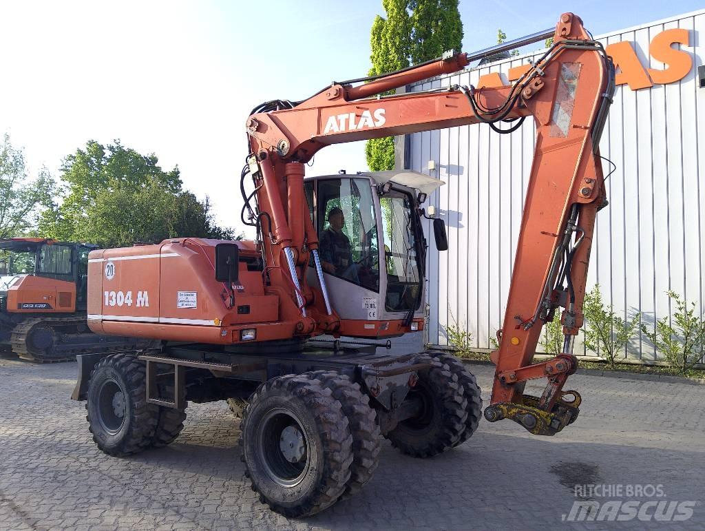 Atlas AB1304M Pelle sur pneus