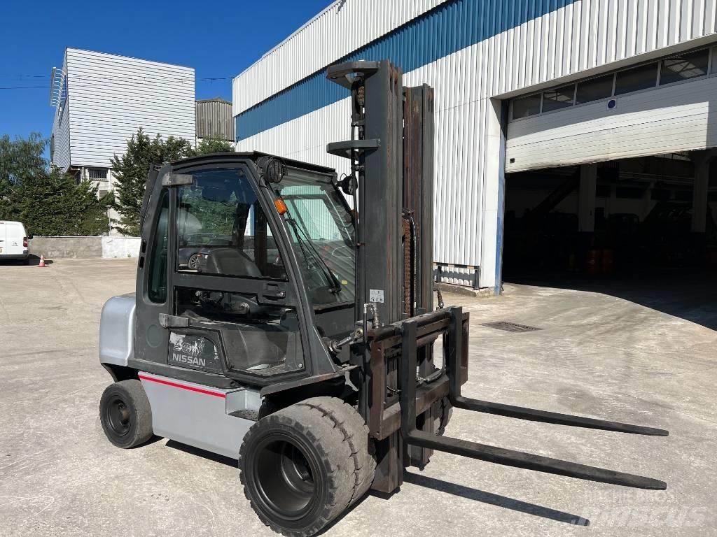 Nissan DX 30 Chariots diesel