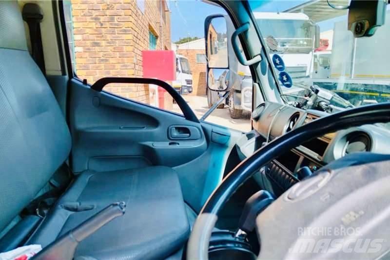 Hino 300 614 Autre camion