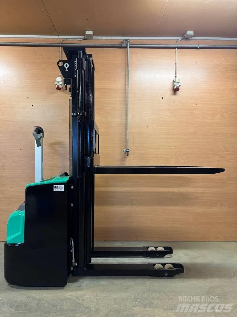Mitsubishi SBP 12 N2 Gerbeur accompagnant