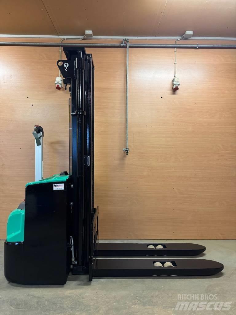 Mitsubishi SBP 12 N2 Gerbeur accompagnant