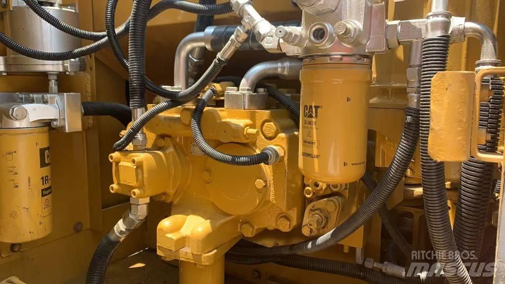 CAT 323 D Pelle sur chenilles