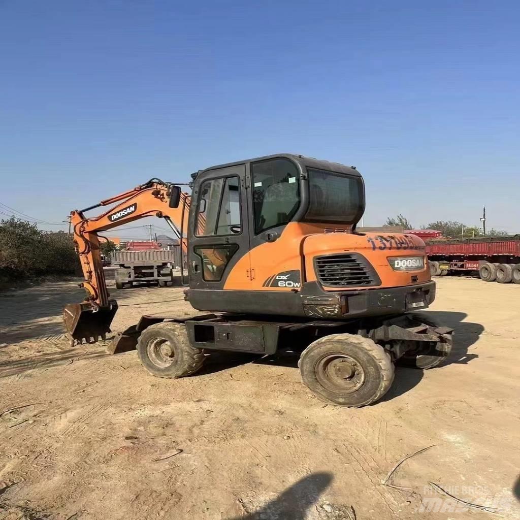 Doosan DX60W Pelle sur pneus