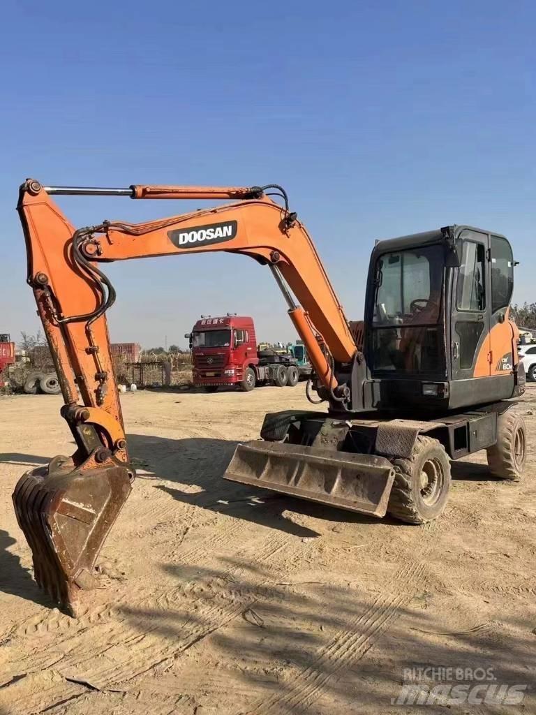 Doosan DX60W Pelle sur pneus