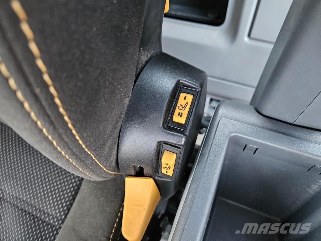 CAT 323 Pelle sur chenilles