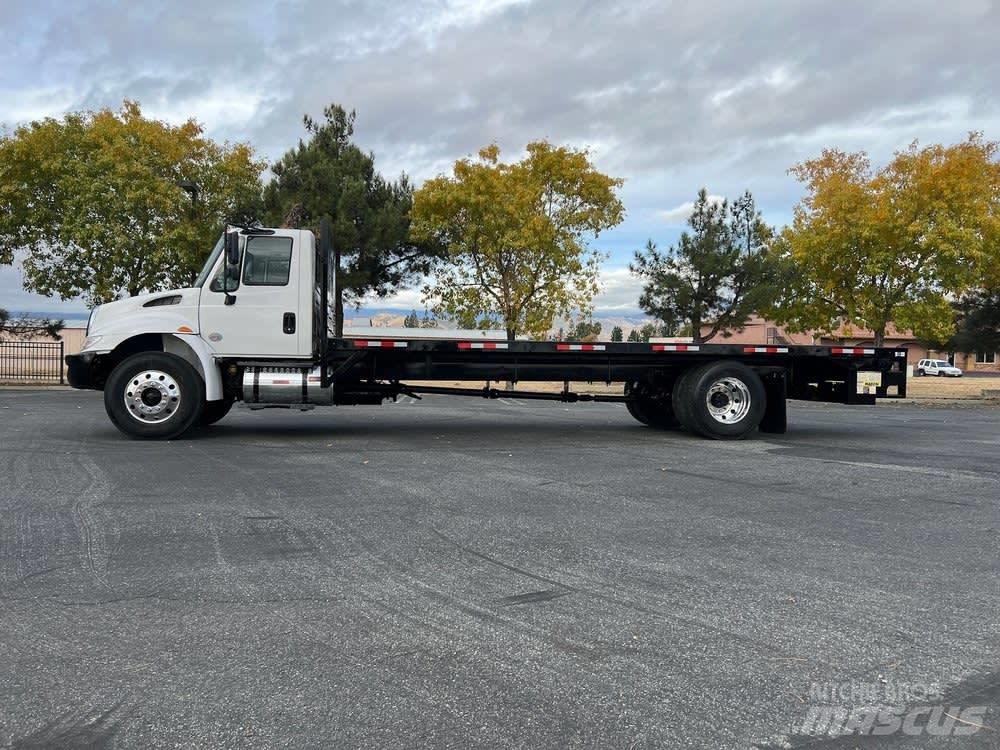 International 4300 Camion plateau